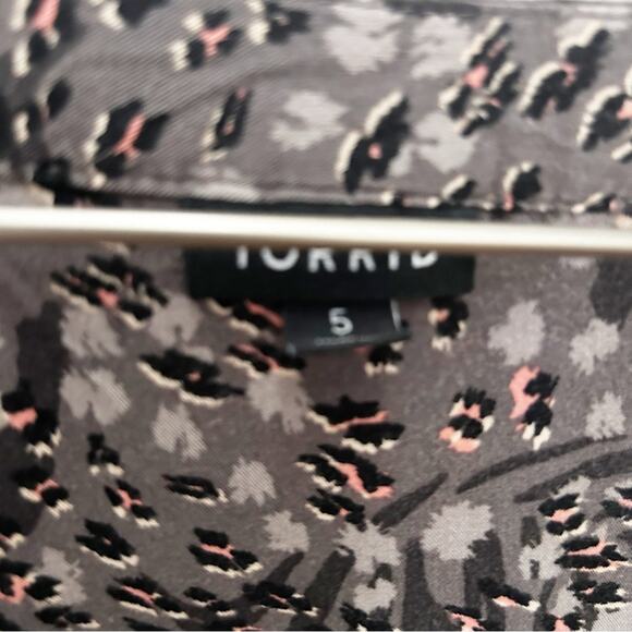 TORRID Leopard Cheetah Animal Print Blouse Sz 5 - Picture 4 of 5